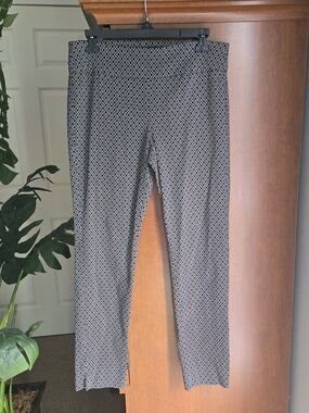 Roz & Ali Black and White Geometric Ankle Pants